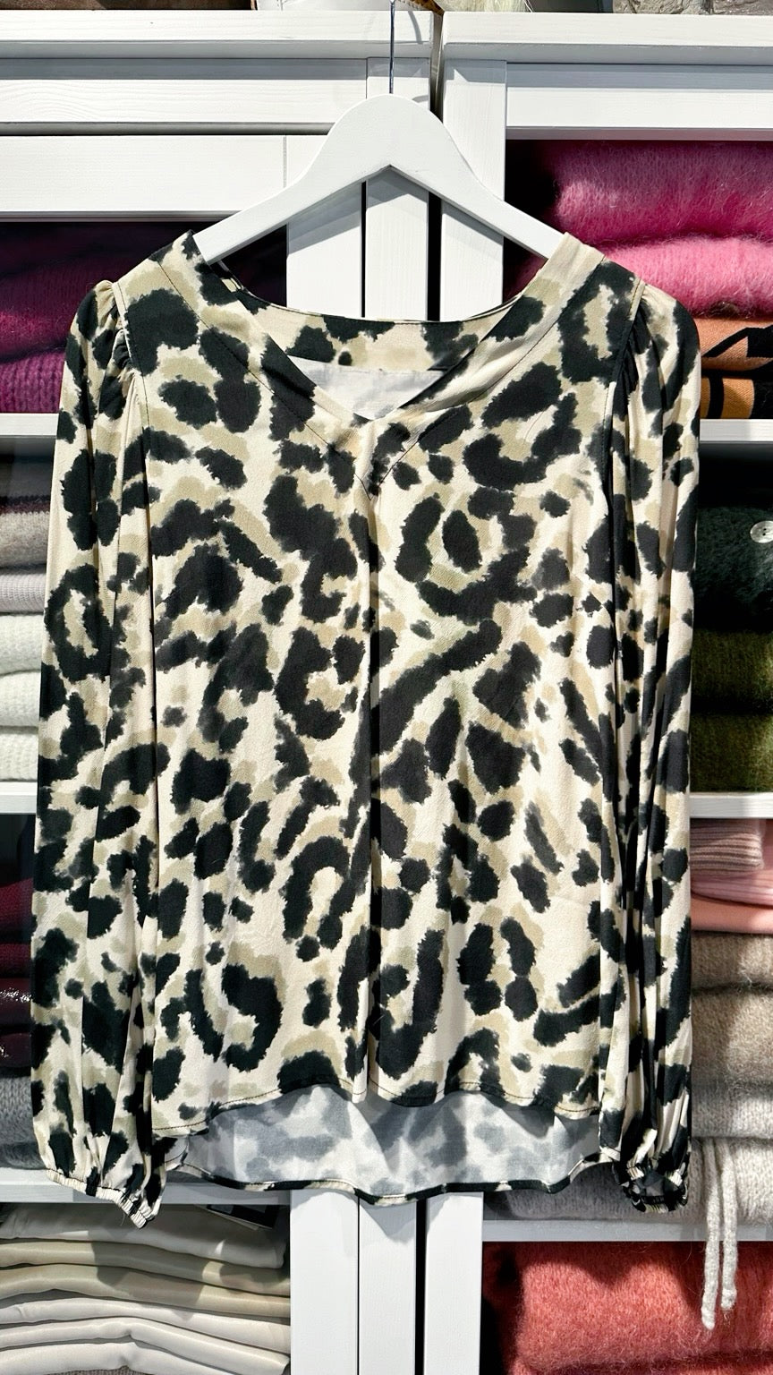Grace – Leo-Bluse in Soft Beige