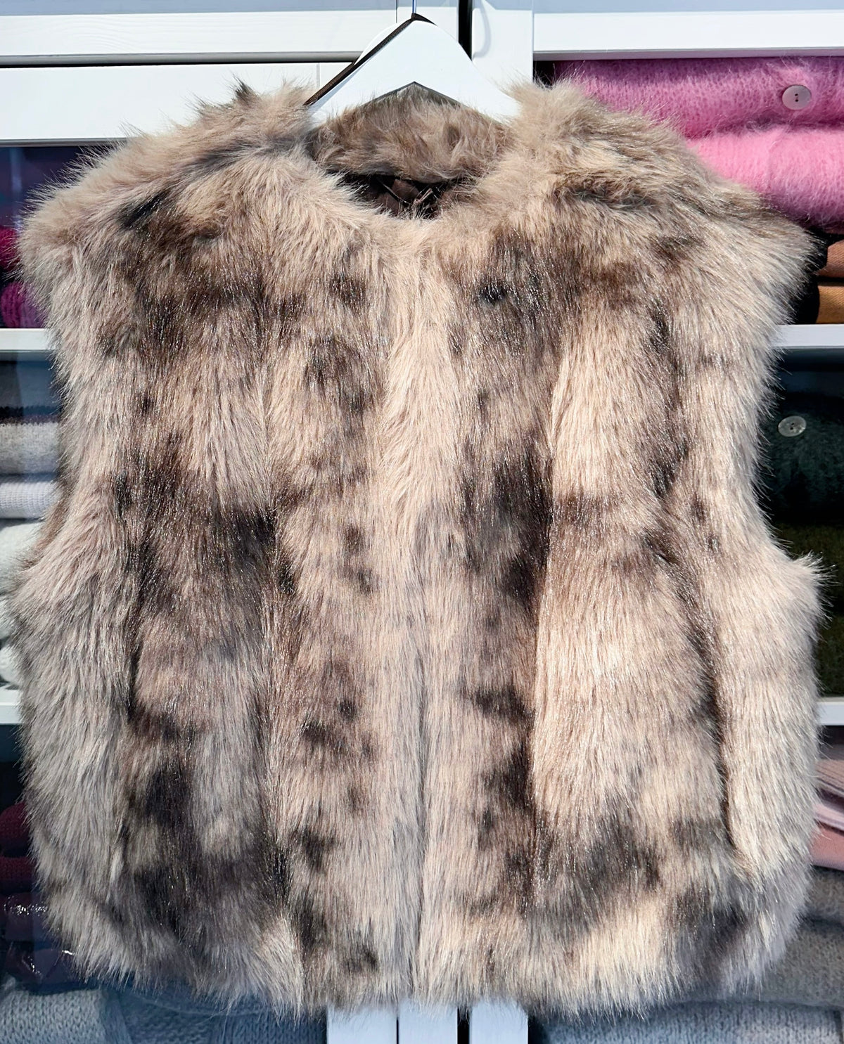 Shaira – Fake-Fur-Weste in Taupe