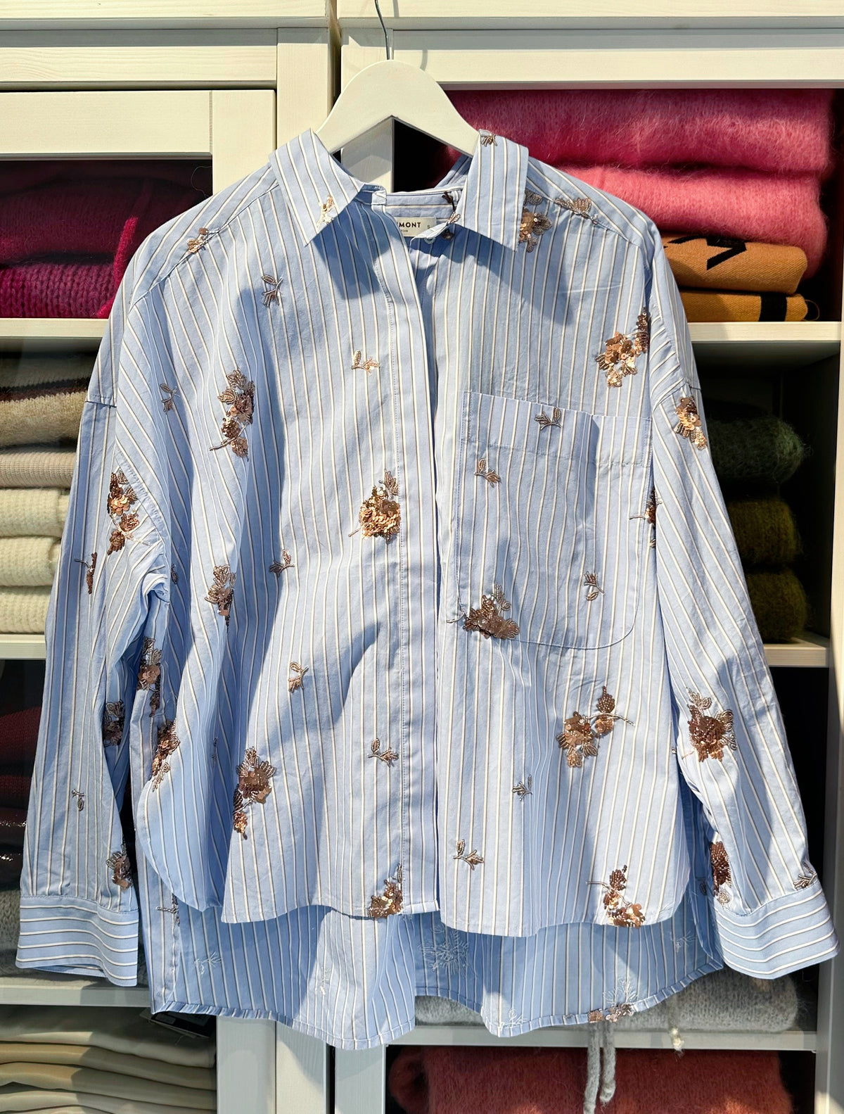 Maggie – Oversized Bluse in Light Blue mit Pailletten