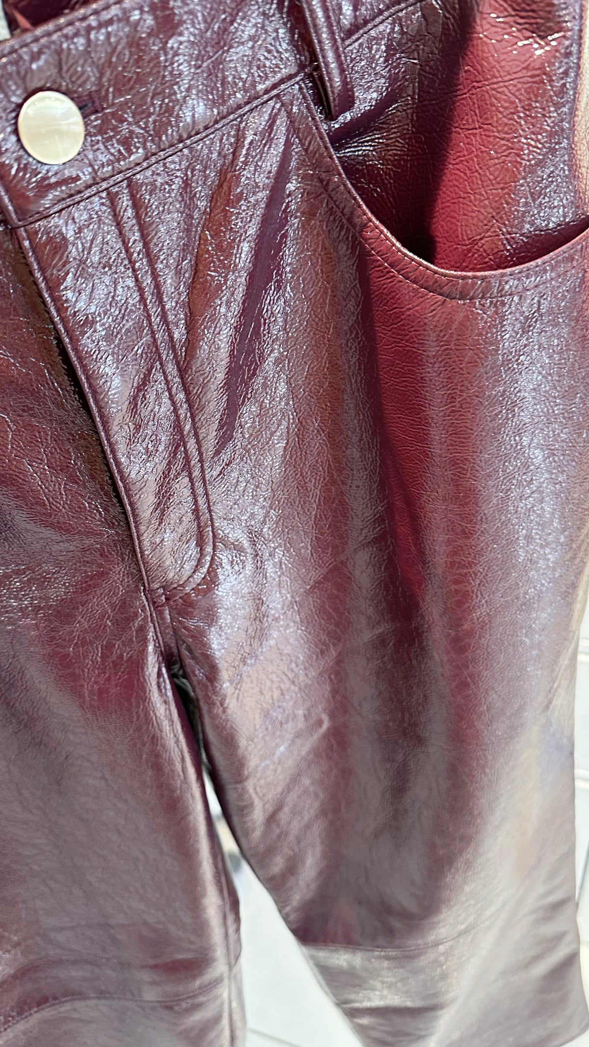 Amy – Lack-Kunstlederhose in Dark Berry