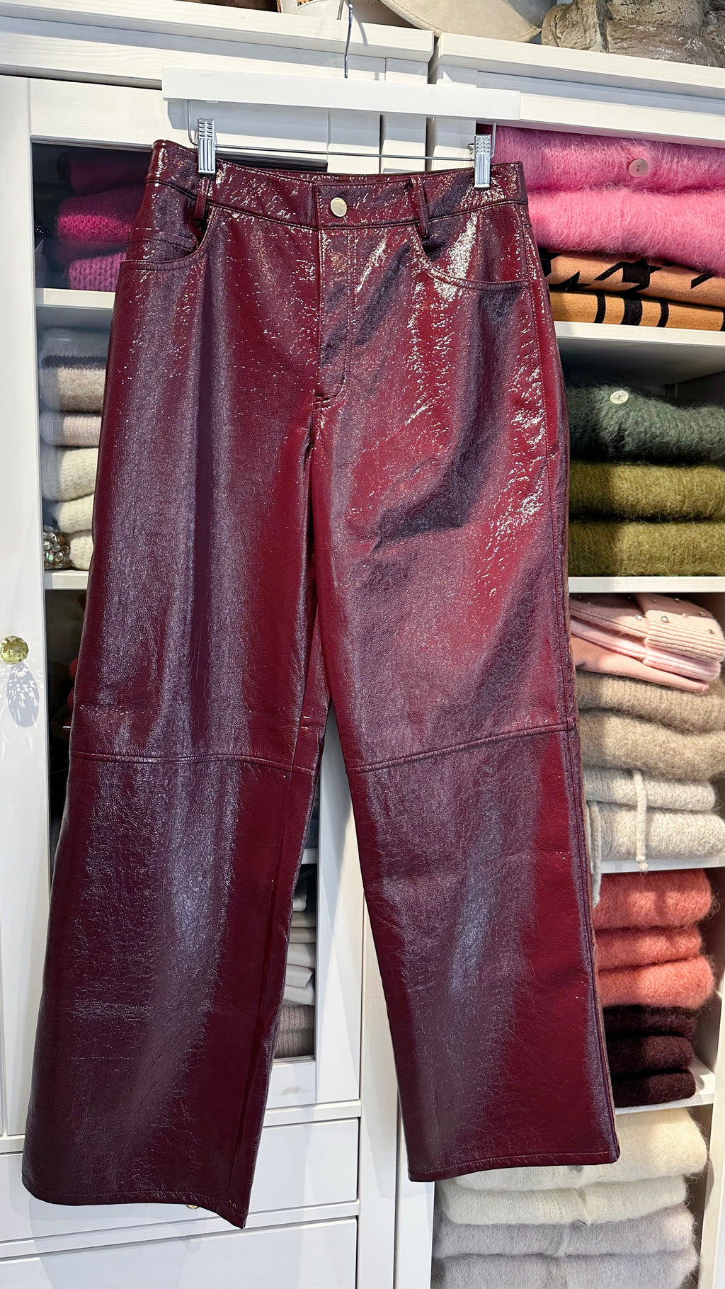 Amy – Lack-Kunstlederhose in Dark Berry