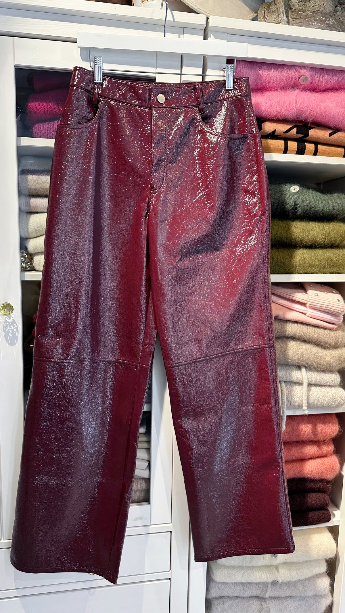 Amy – Lack-Kunstlederhose in Dark Berry