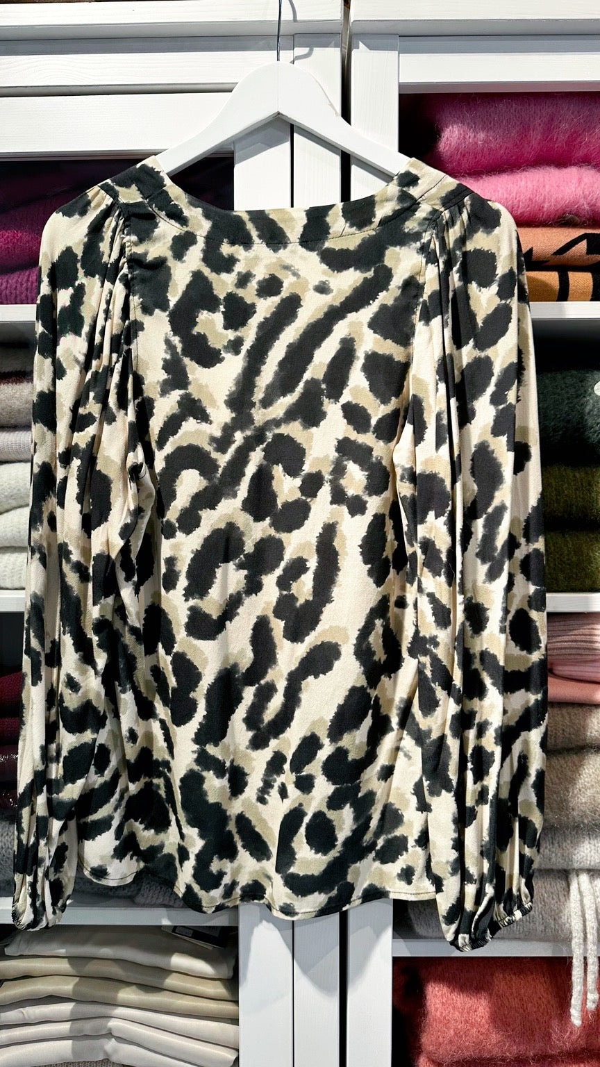 Grace – Leo-Bluse in Soft Beige
