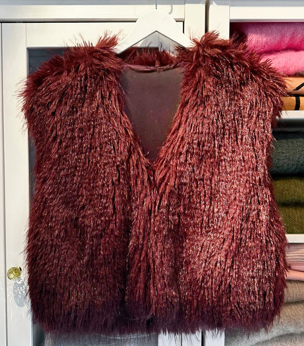 Aurelia – Fake-Fur Weste in Dark Burgundy