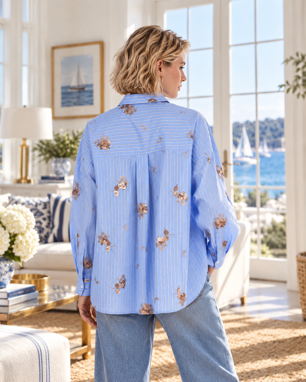 Maggie – Oversized Bluse in Light Blue mit Pailletten