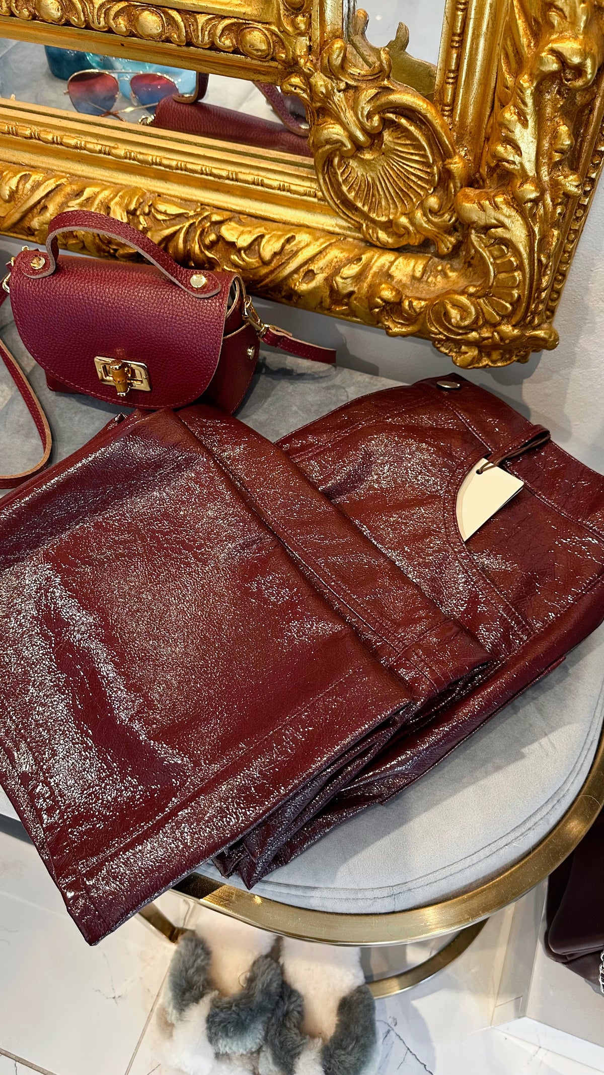 Amy – Lack-Kunstlederhose in Dark Berry