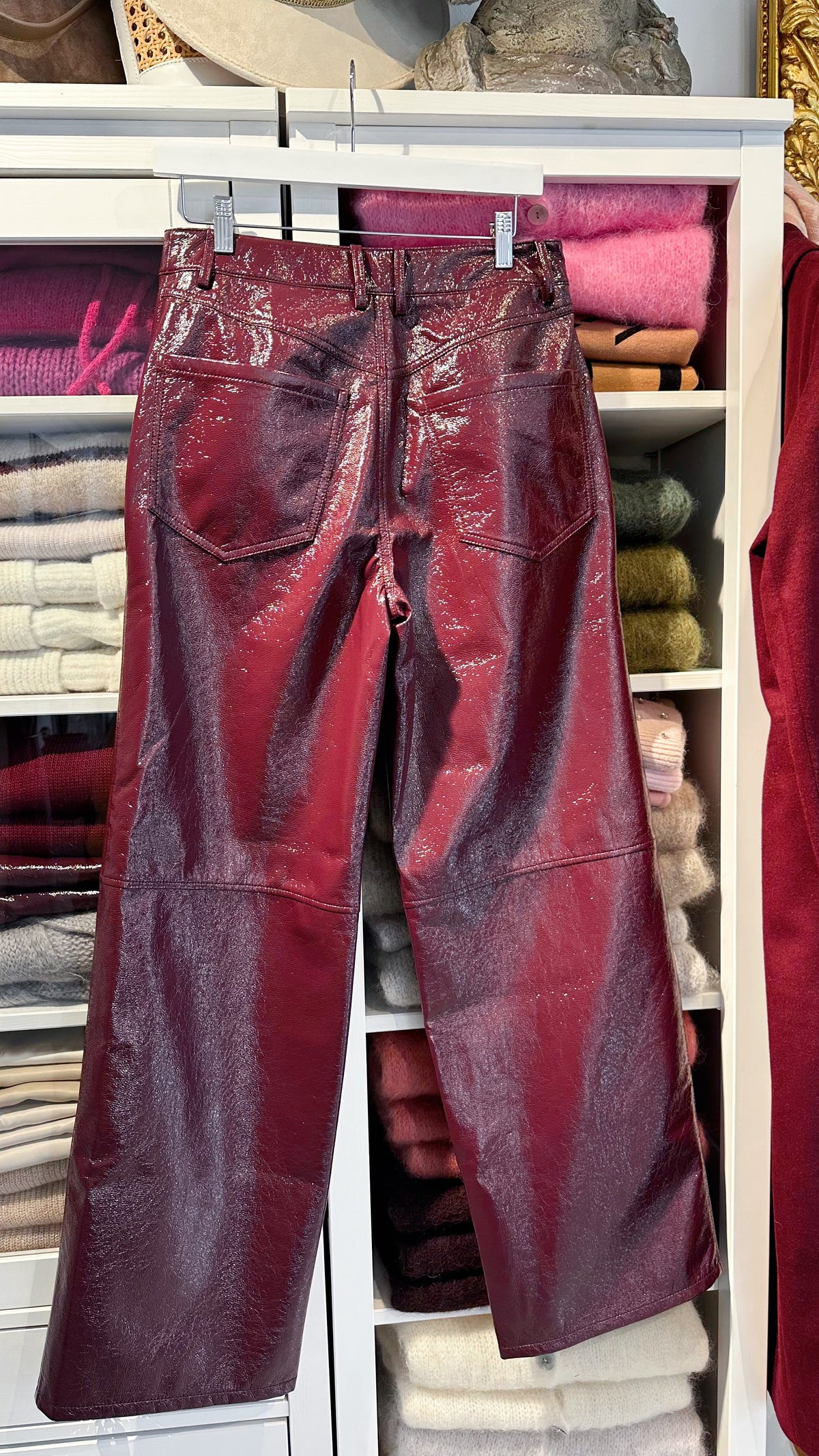 Amy – Lack-Kunstlederhose in Dark Berry