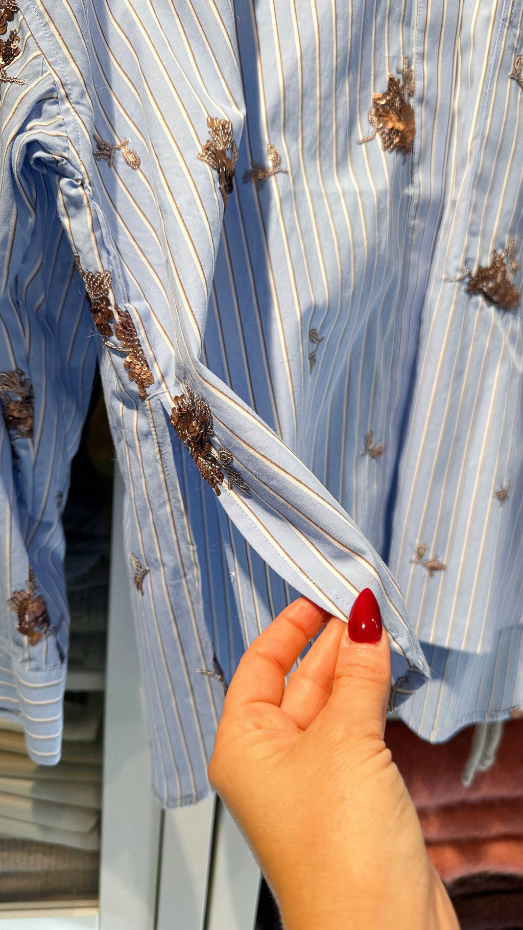 Maggie – Oversized Bluse in Light Blue mit Pailletten