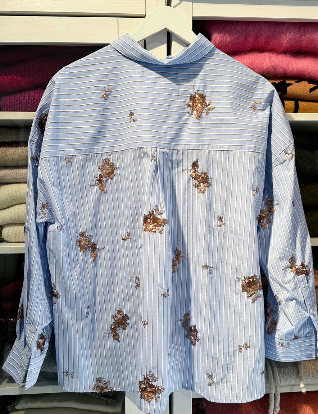 Maggie – Oversized Bluse in Light Blue mit Pailletten