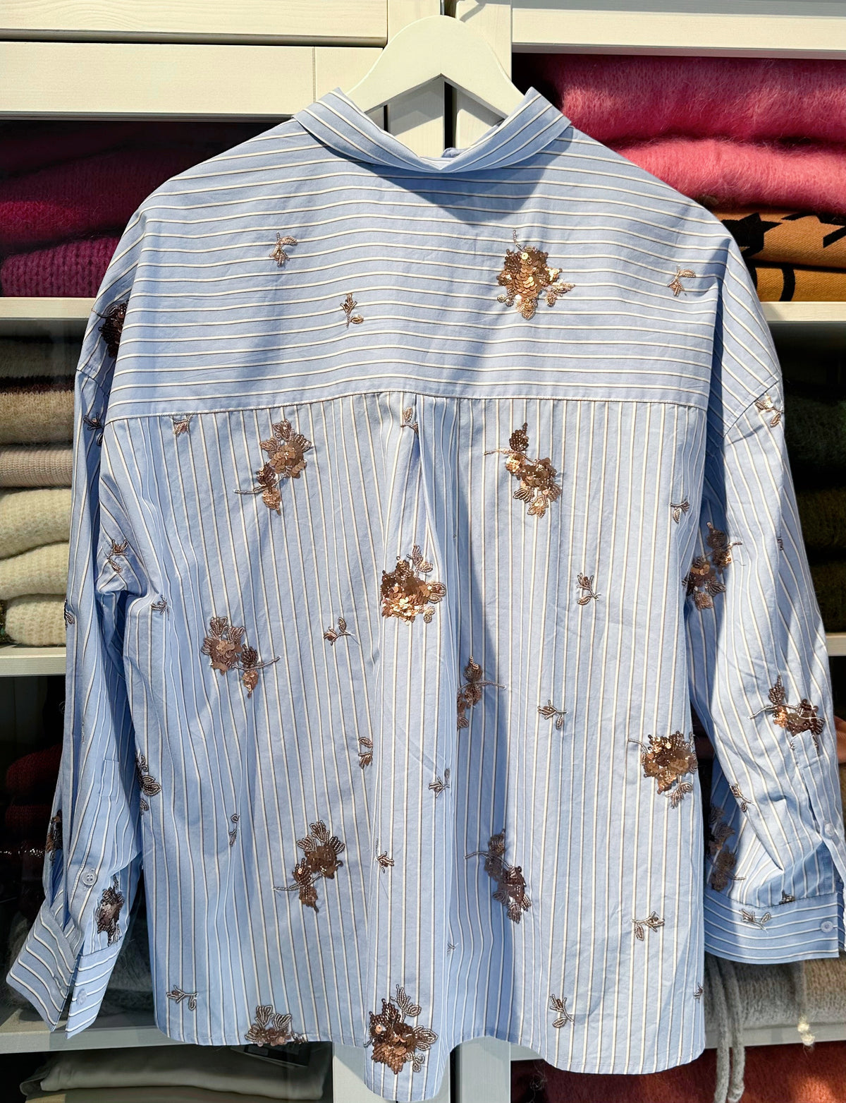 Maggie – Oversized Bluse in Light Blue mit Pailletten