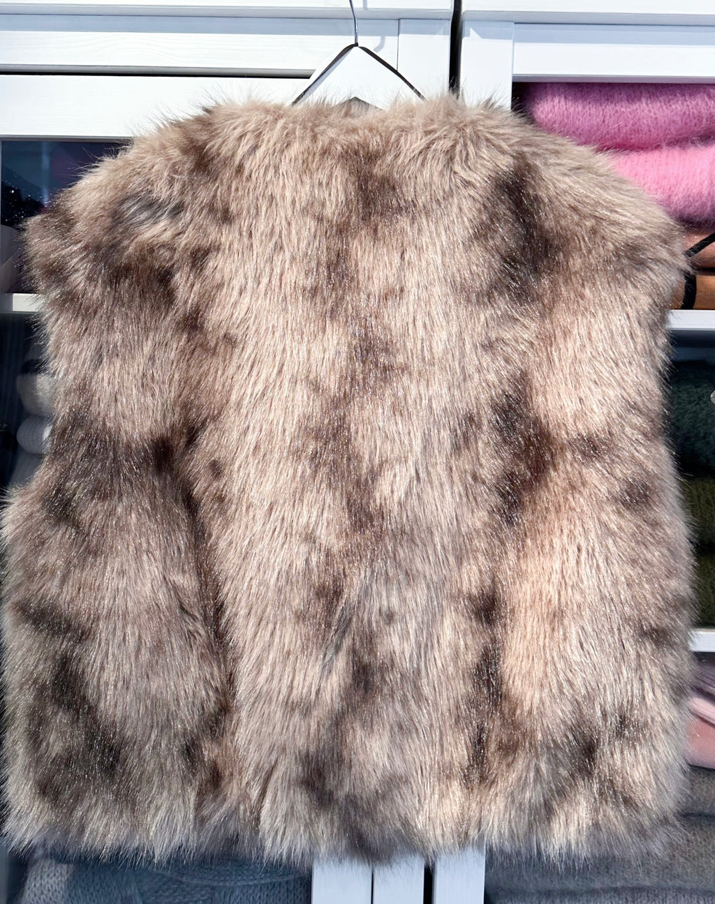 Shaira – Fake-Fur-Weste in Taupe