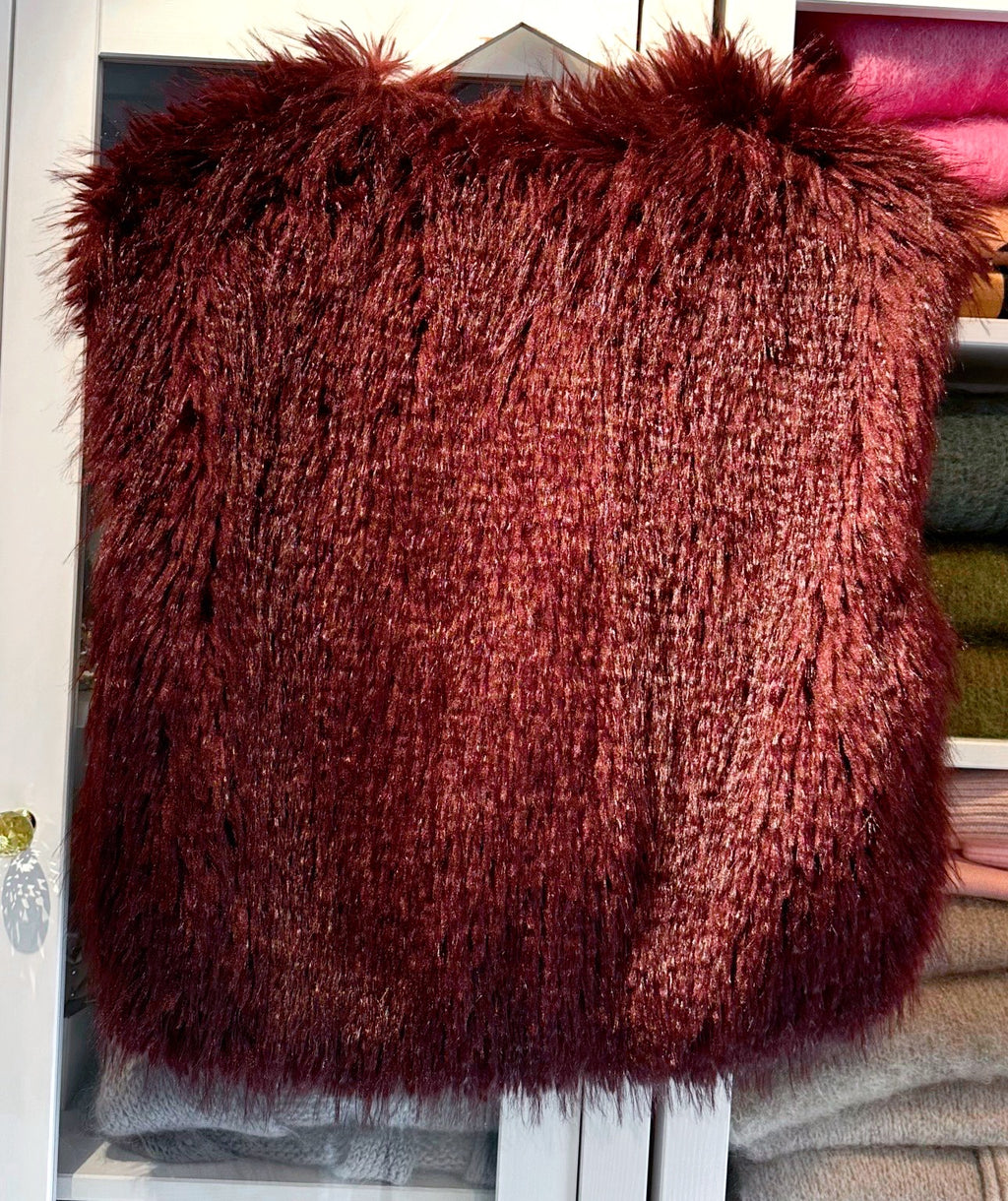 Aurelia – Fake-Fur Weste in Dark Burgundy