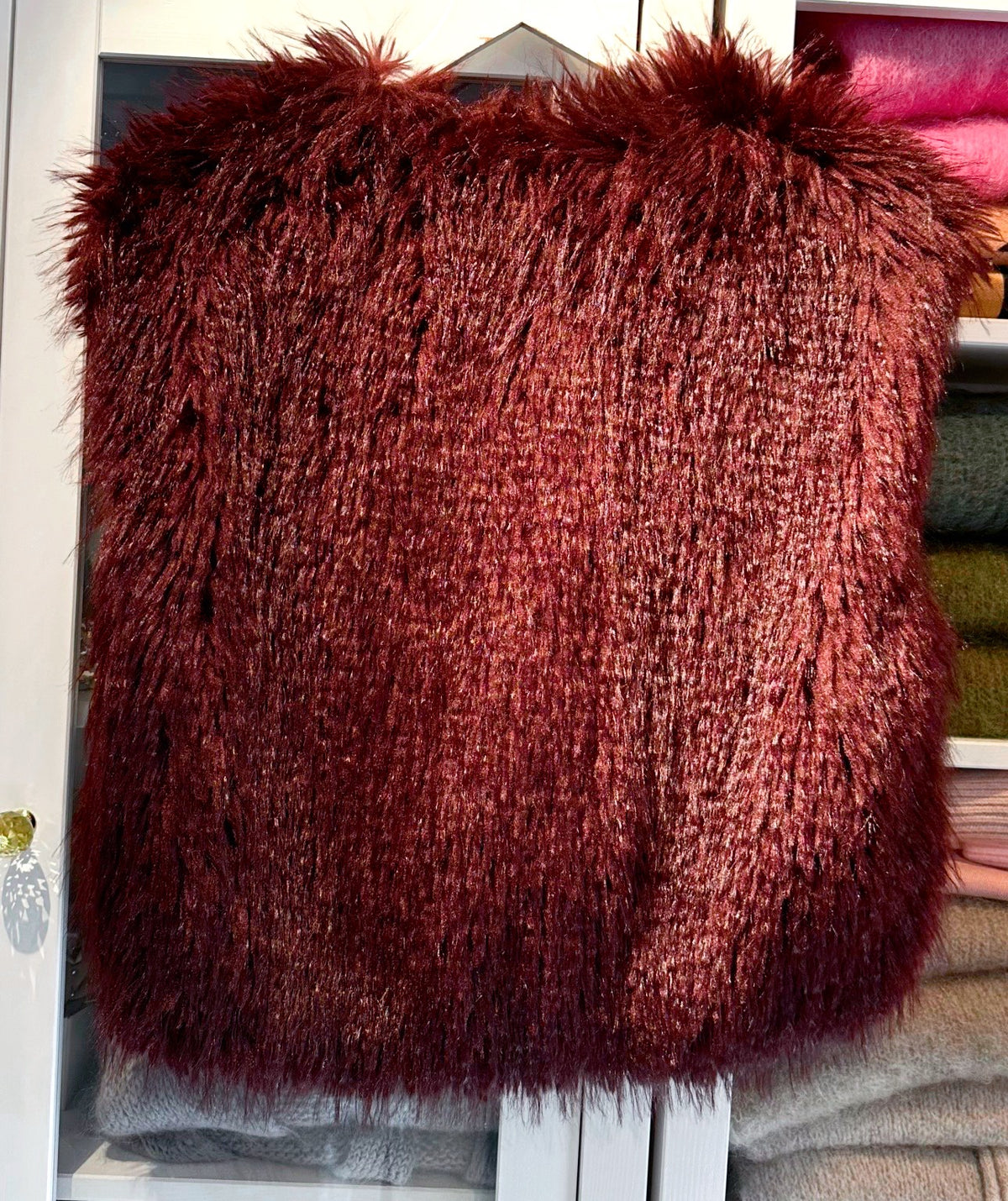 Aurelia – Fake-Fur Weste in Dark Burgundy